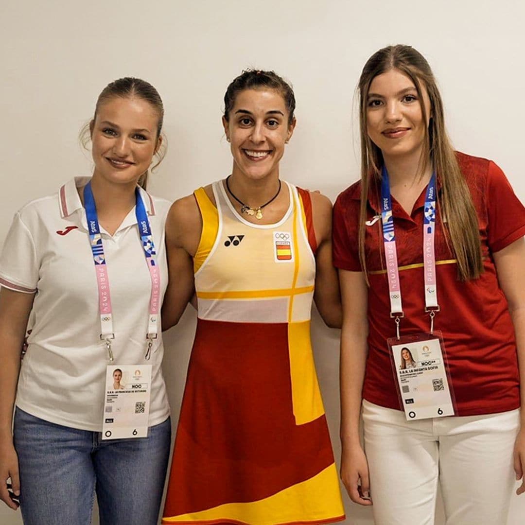 La princesa Leonor y la infanta Sofía posan con Carolina Marín
