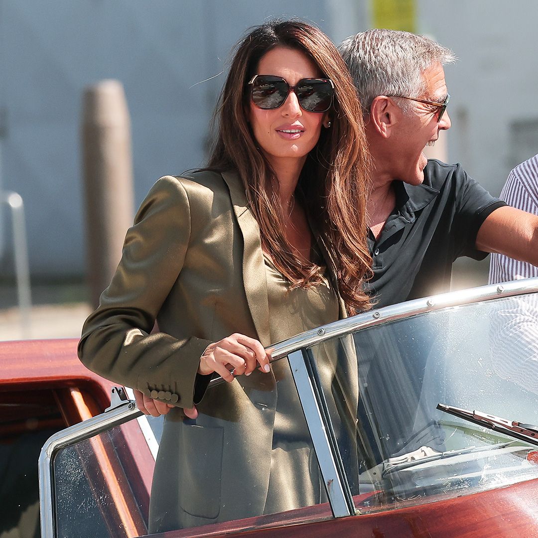 Amal Clooney regresa con George a la ciudad que marcó su historia de amor demostrando que el look más cómodo para viajar puede ser también elegante