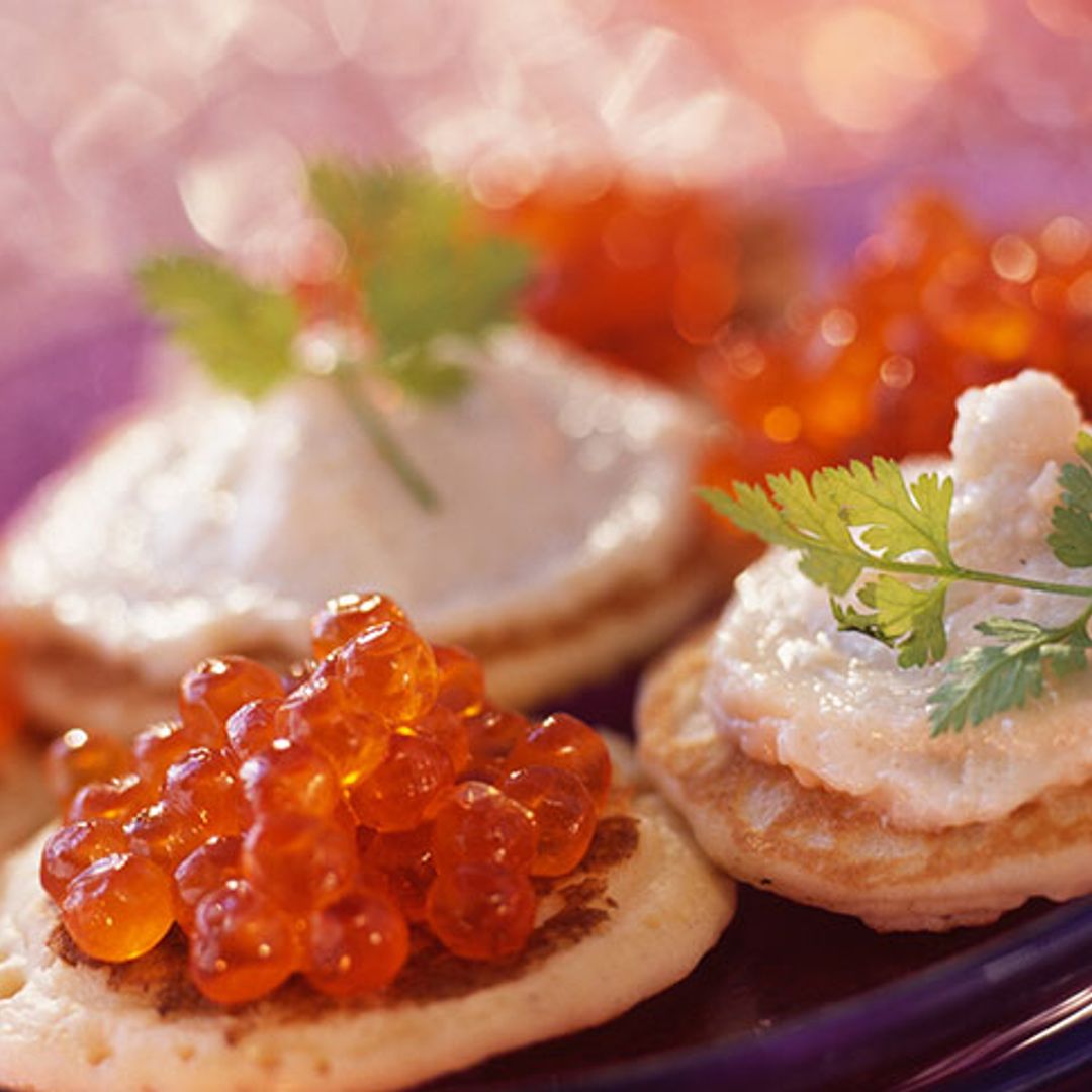 Blinis de paté de pescado con huevas de salmón