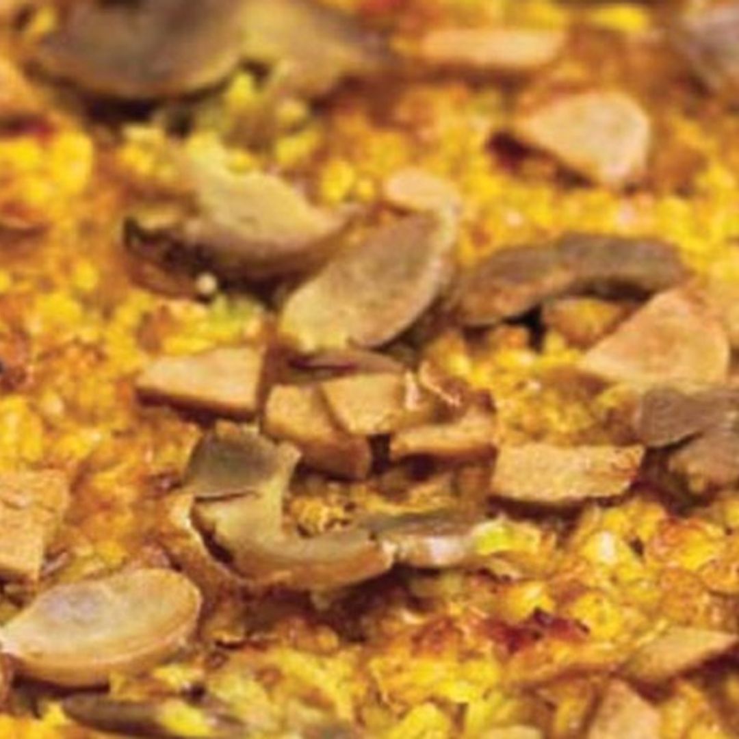 Arroz azafranado con pollo campero y criadillas de tierra