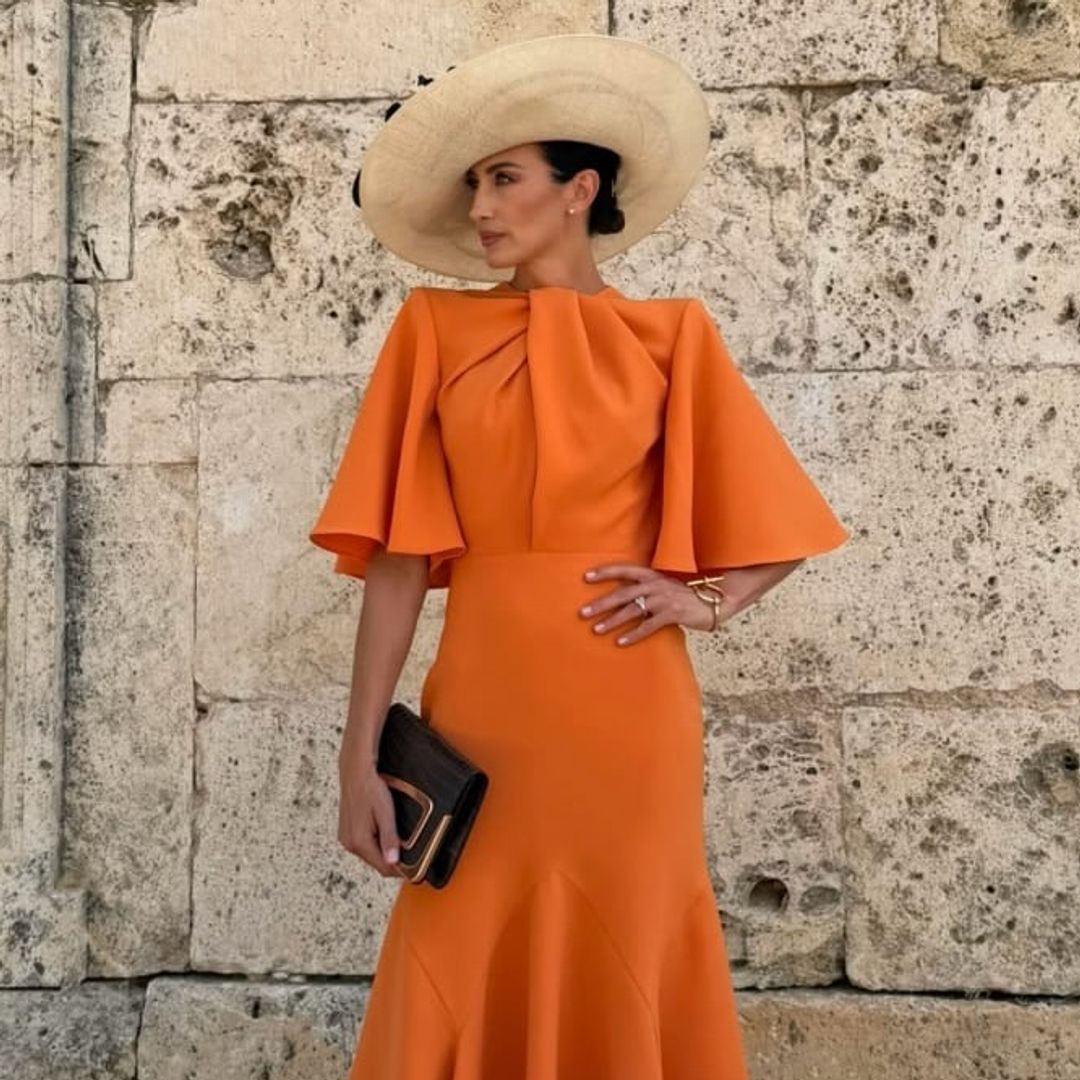 Nieves Álvarez lleva a otro nivel el look de invitada de boda con su espectacular vestido naranja y una pamela XL