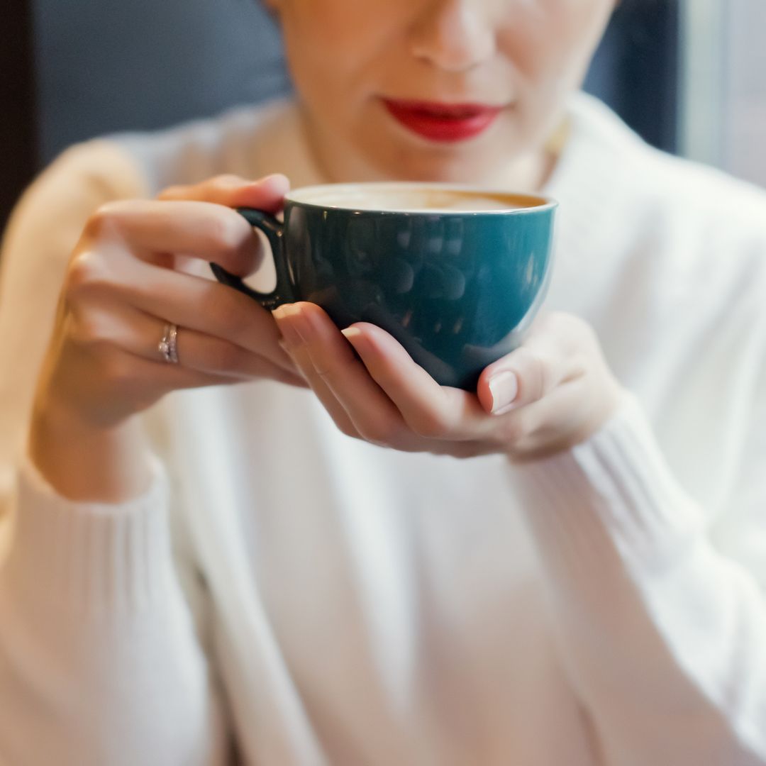 Esta es la cafetera de cápsulas que, por menos de 10€, te puedes llevar a cualquier parte y se va a convertir en el objeto de culto en tu oficina