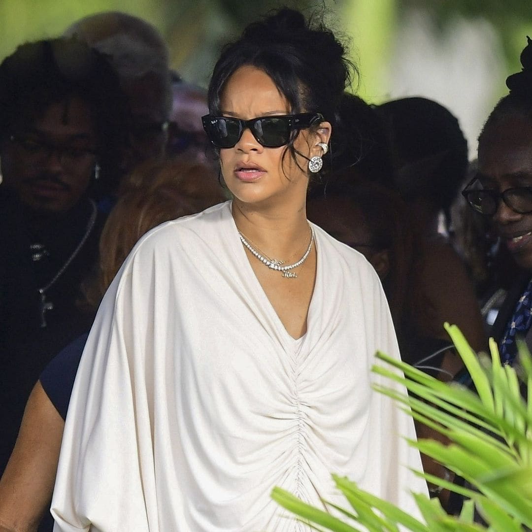 Rihanna, cobijada por el amor de su familia, se despide de su padre en Barbados