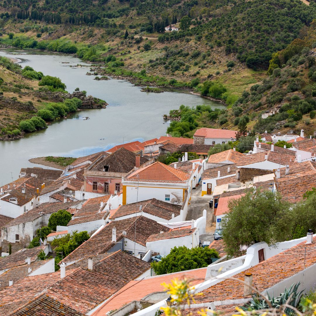 Vista de la villa de Mértola en un meandro del río Guadiana, Portugal