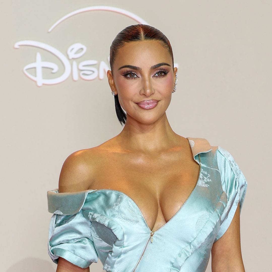 Kim Kardashian revive el glamour de los 2000 con un icónico vestido de archivo