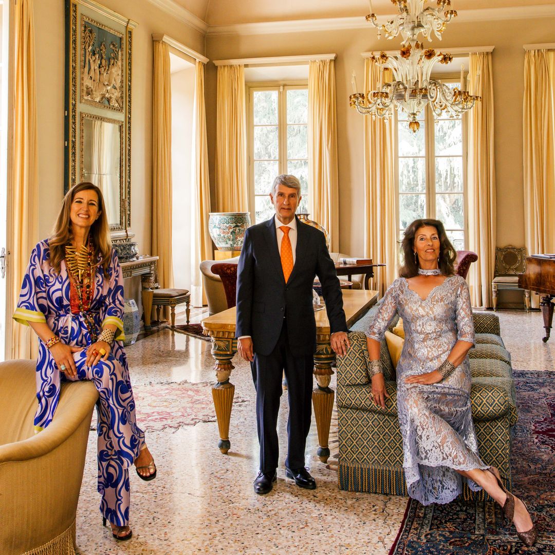 Benedetta con sus hermanos, Reinaldo y Francesca, en el salón principal de la casa, donde destacan antiguas piezas de decoración, como la lámpara de araña de cristal de Murano, del siglo XVIII; un espejo lombardo de estilo chino; una mesa con figuras de vidrio de Murano de Venini, y al fondo, uno de los primeros pianofortes, hecho con madera de Viena