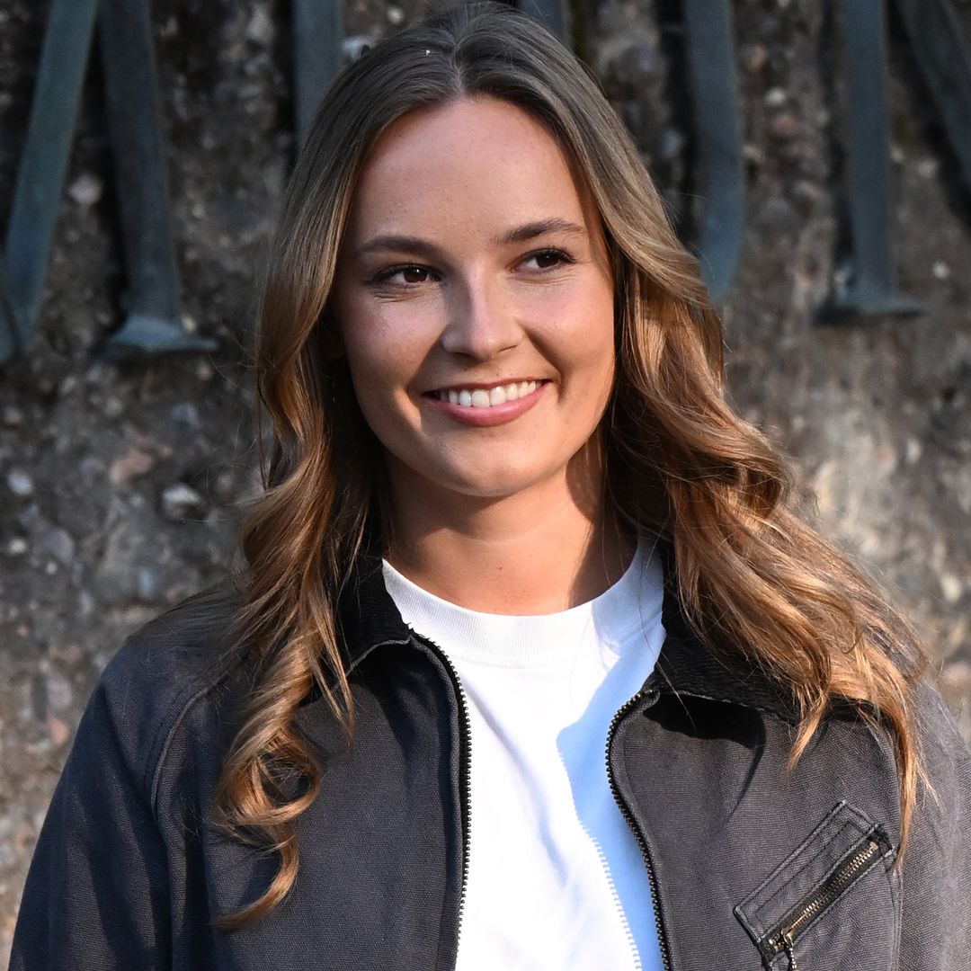 Ingrid de Noruega en su primer día en la Universidad de Olso con camiseta blanca, cazadora gris y pantalón negro