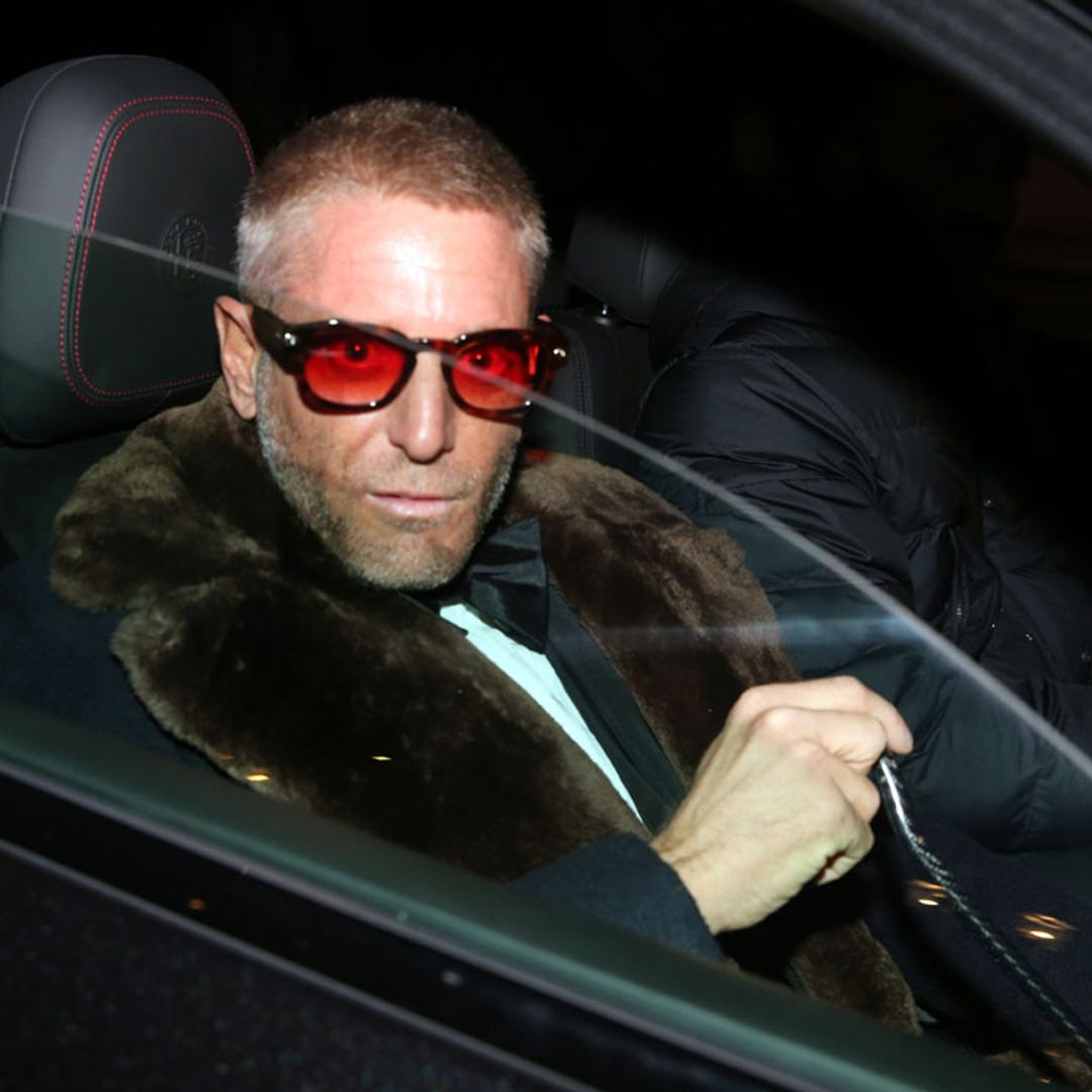 Lapo Elkann acude a la boda de Stavros Niarchos tras el accidente que le mantiene en silla de ruedas