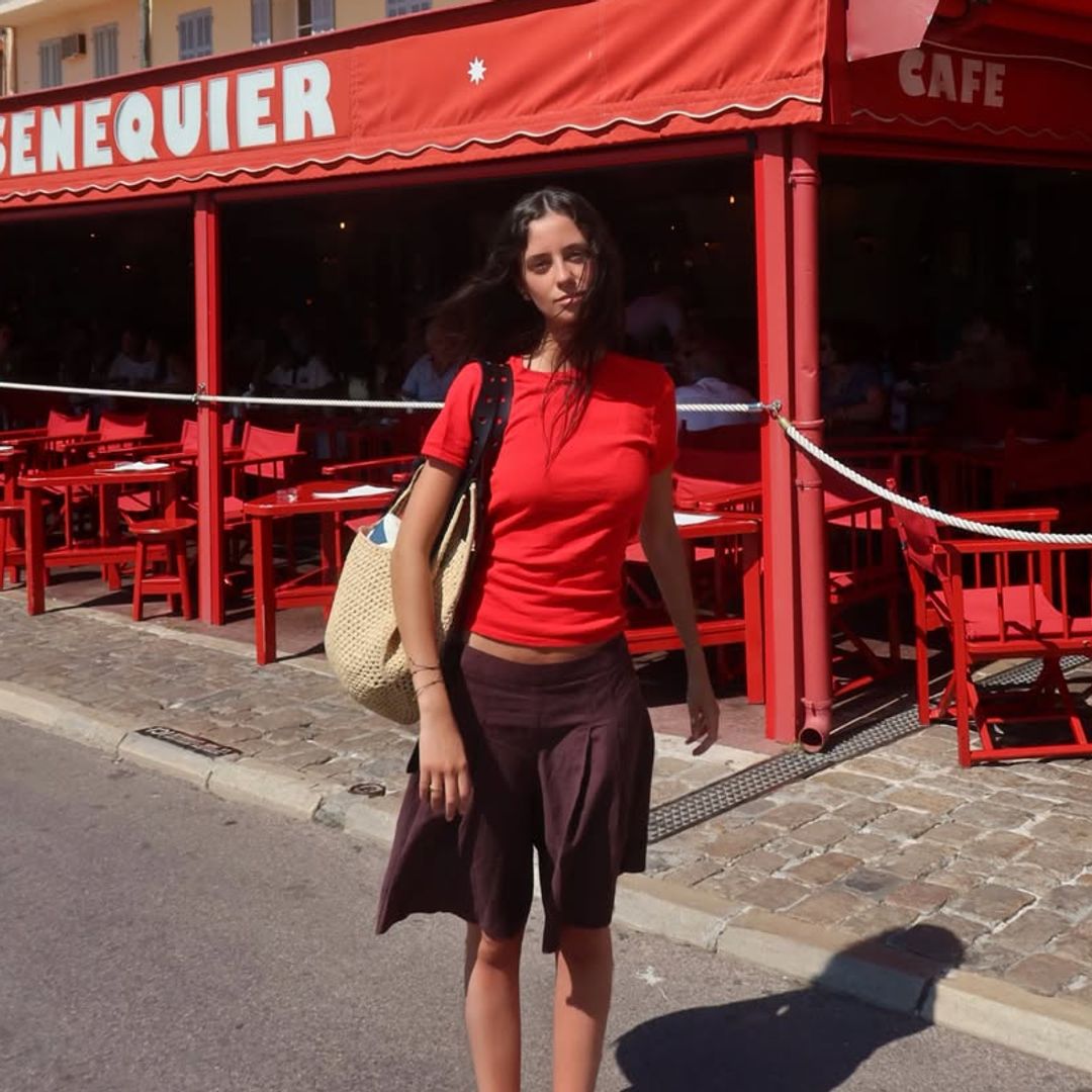 Victoria Federica cambia los shorts por las bermudas de lino: el básico elegante que vuelve a conquistar el verano desde Saint-Tropez