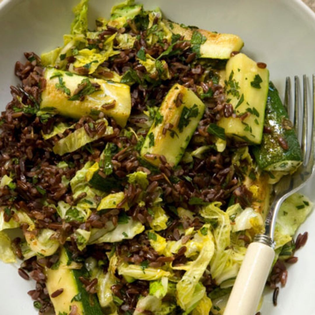 Ensalada de arroz rojo, col y calabacín