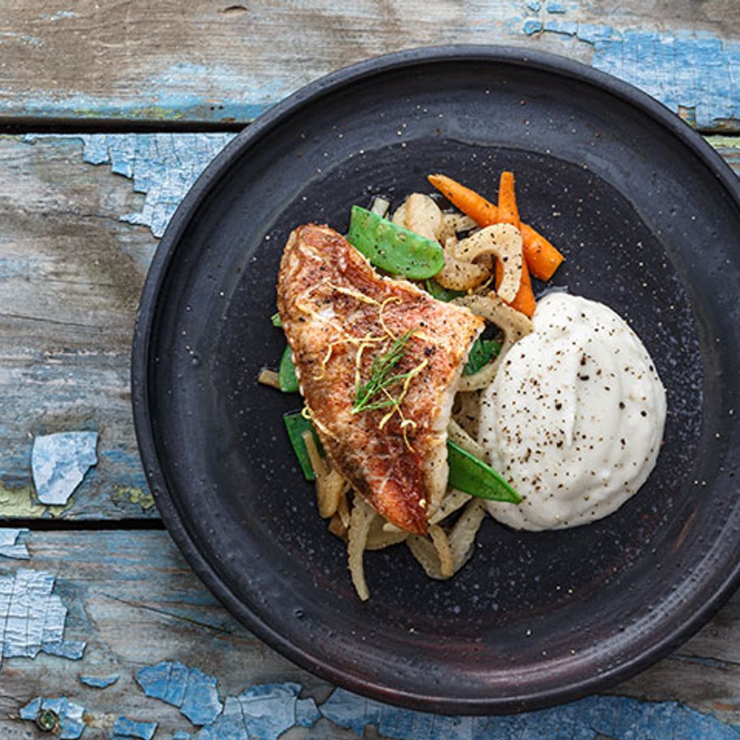 Cabracho con puré de alcachofas y verduras