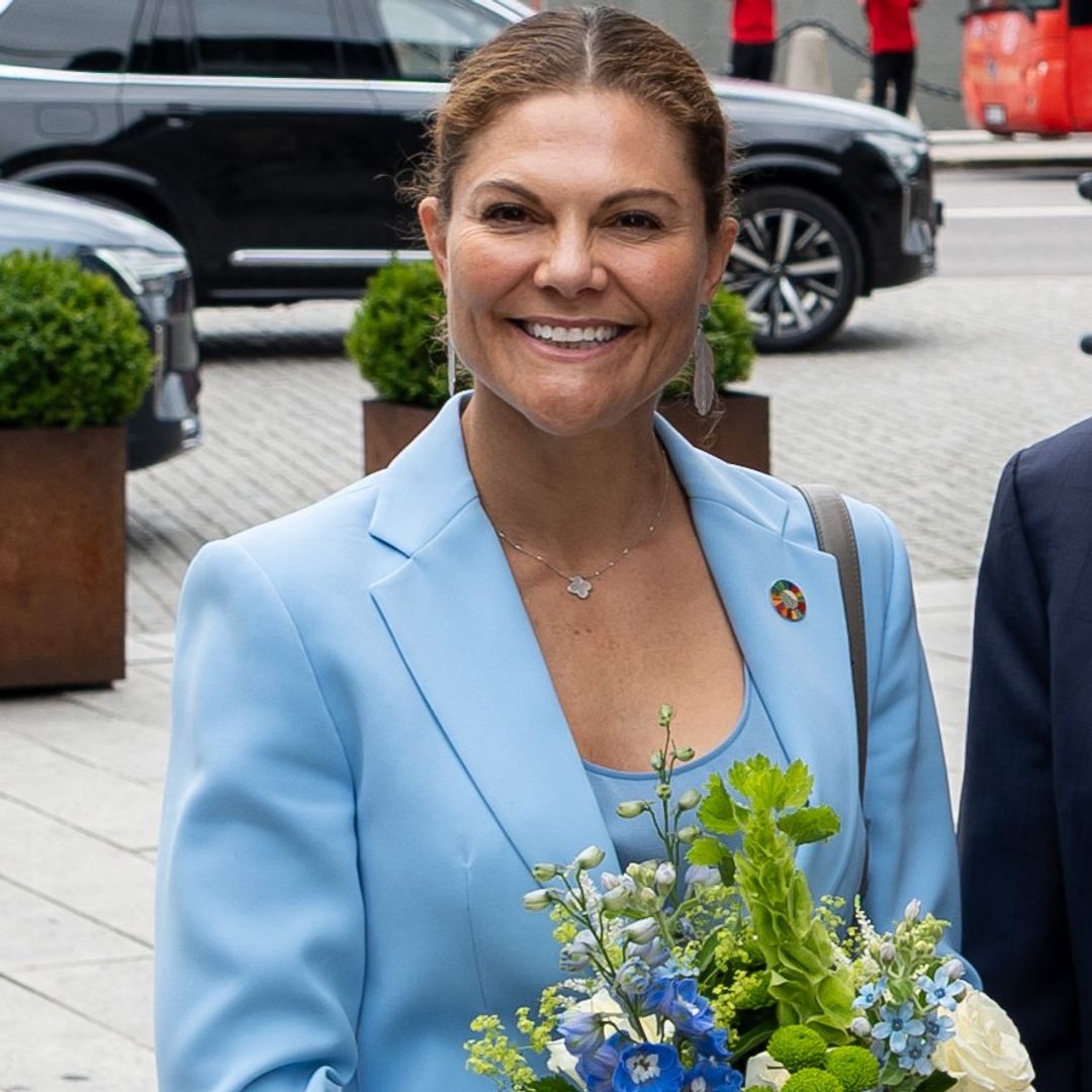 Victoria de Suecia recupera el azul suave tras el luto: "Una propuesta que conecta con el último look de Kate Middleton"
