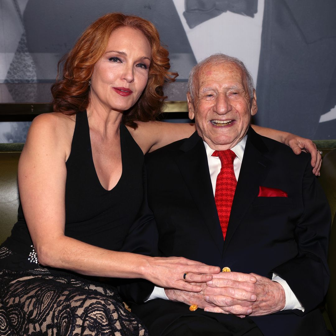 La actriz Amy Yasbeck con Mel Brooks, con quien ha trabajado en dos ocasiones como en ala película "Las locas aventuras de Robin Hood"