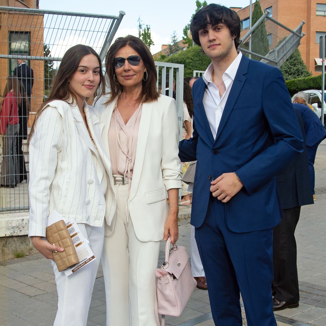 Nuria González, una madre orgullosa en la confirmación de su hija Alma