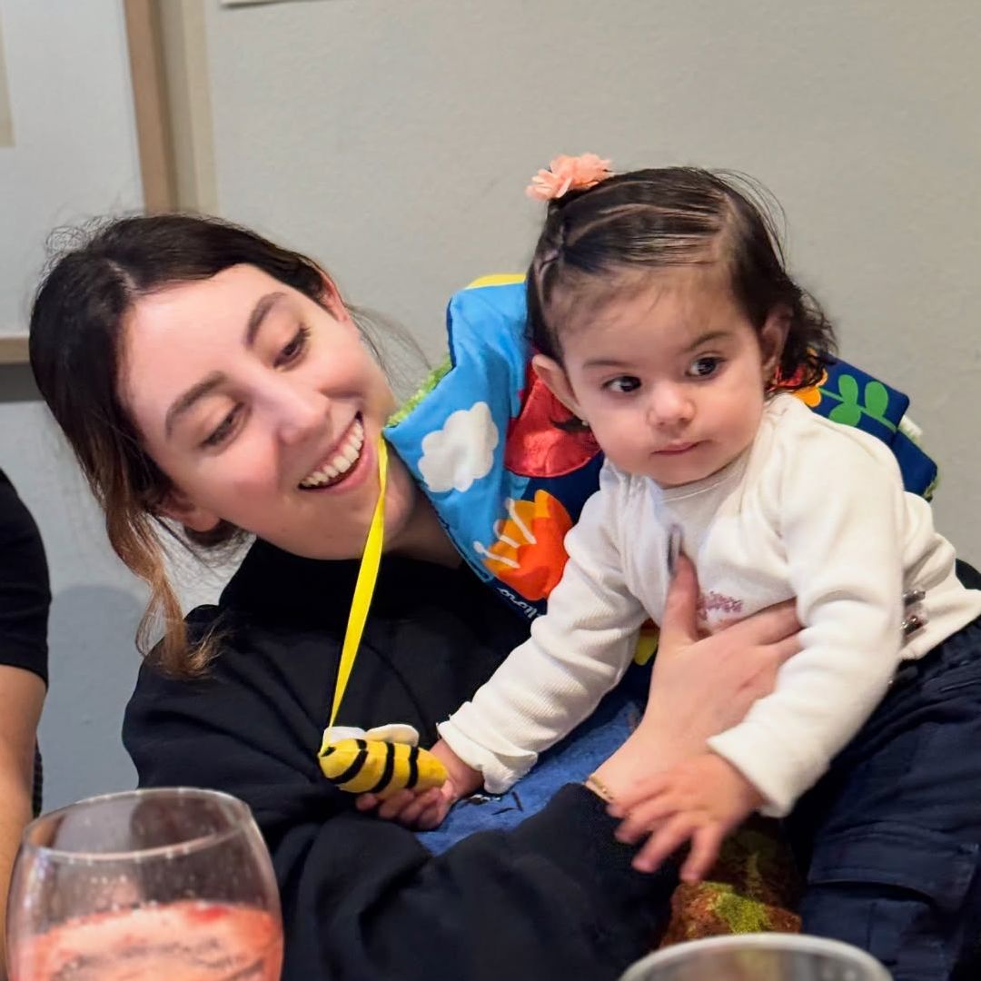 Tessa, hija de José Eduardo Derbez, se divierte en los brazos de su tía Vicky Fayad