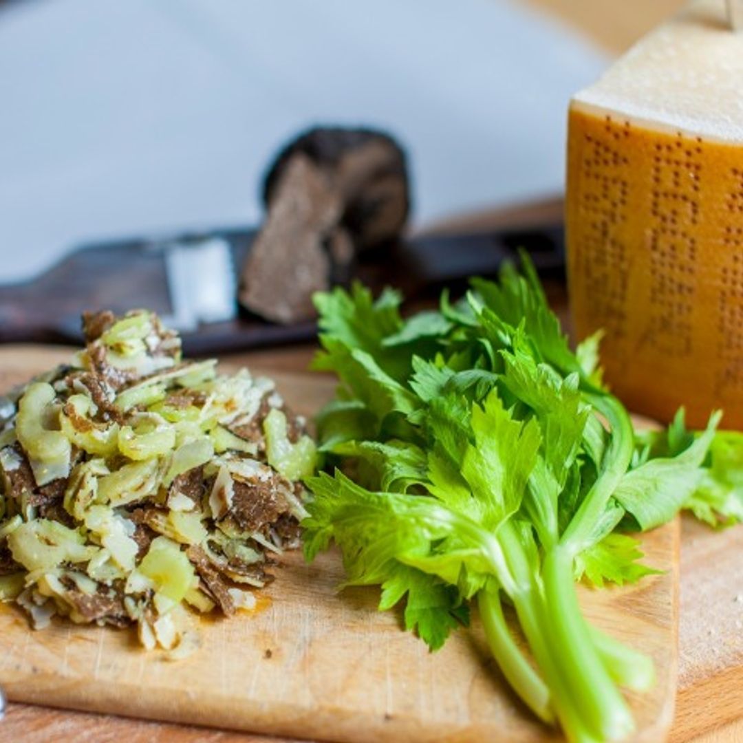 Ensalada de apio, 'parmigiano reggiano' y trufa