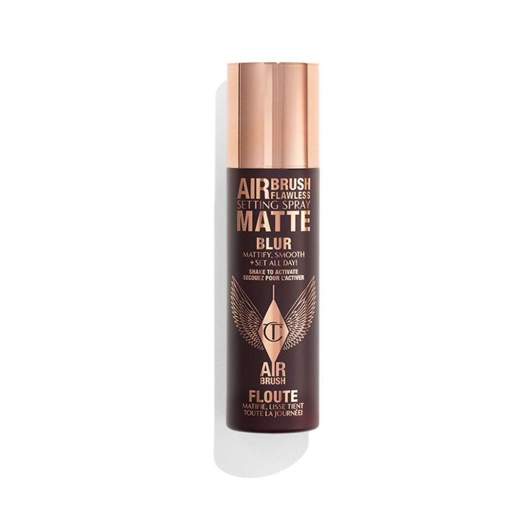 Airbrush Flawless Setting Spray Matte, de Charlotte Tilbury (38 euros), es un fijador de maquillaje de acabado mate con el que mantener el look intacto durante horas al mismo tiempo que difumina defectos y consigue un acabado natural: "Difumina, matifica, alisa, prepara y fija para conseguir un maquillaje impecable y sin poros que dura hasta 16 horas*. Tanto si estás en la playa con un calor sofocante, sudando en el gimnasio o bailando toda la noche, tu maquillaje siempre estará perfecto", revela la creadora de la marca. 