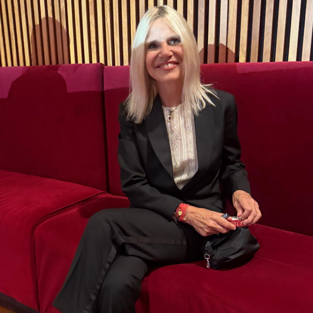 El estilismo que no habíamos visto de Eugenia Martínez de Irujo en los Premios Princesa de Girona: 'smoking' negro, camisa romántica y sandalias esculturales