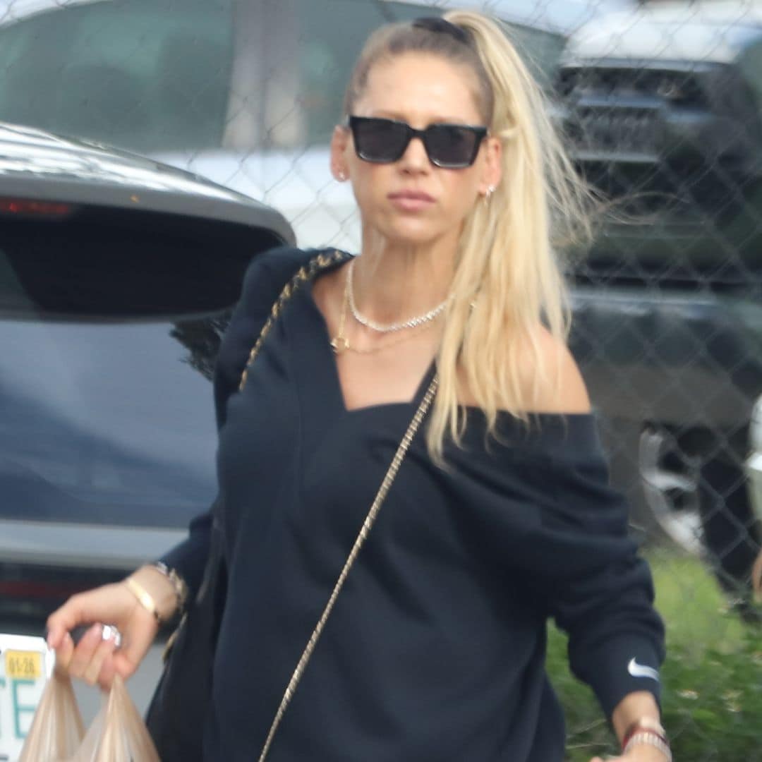 EXCLUSIVA. ​Anna Kournikova revive en la recta final de su embarazo la moda ochentera recreando la icónica coleta de Madonna