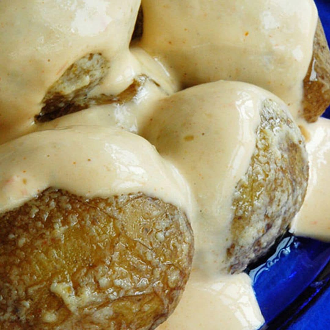 Papas arrugadas con salsa de 'cheddar'