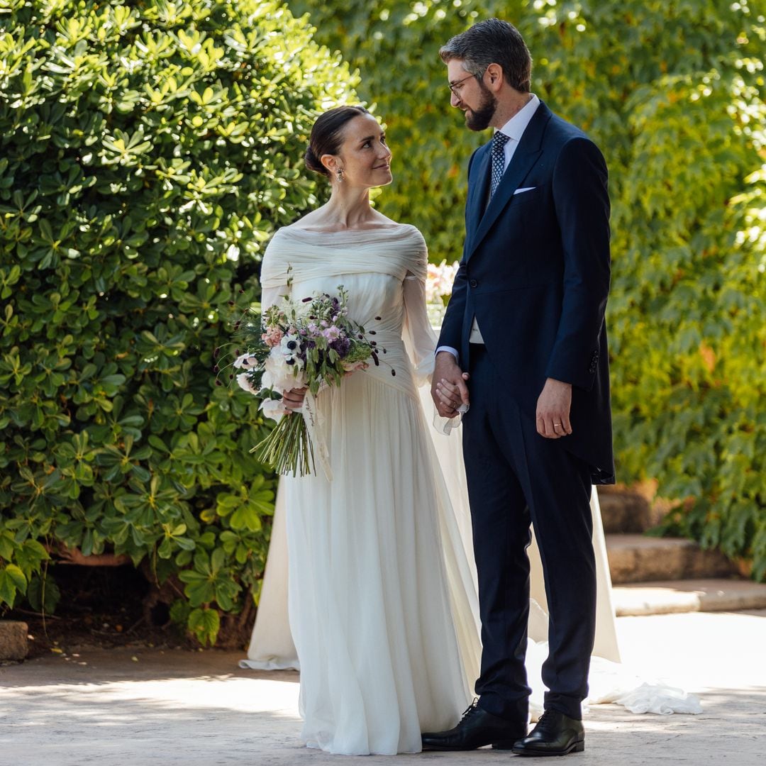 La historia de Noelia, la novia que eligió un vestido con capa desmontable y joyas de su madre para casarse en Alicante