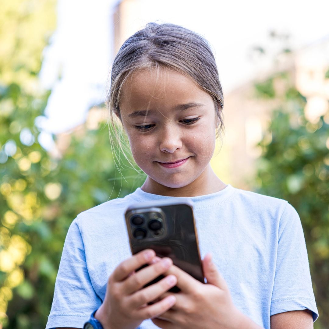 España prohibirá las redes sociales a los menores de 16 y esto es lo que opina una experta: "De nada sirve el poner una edad mínima si no ha habido un acompañamiento previo de alfabetización digital"