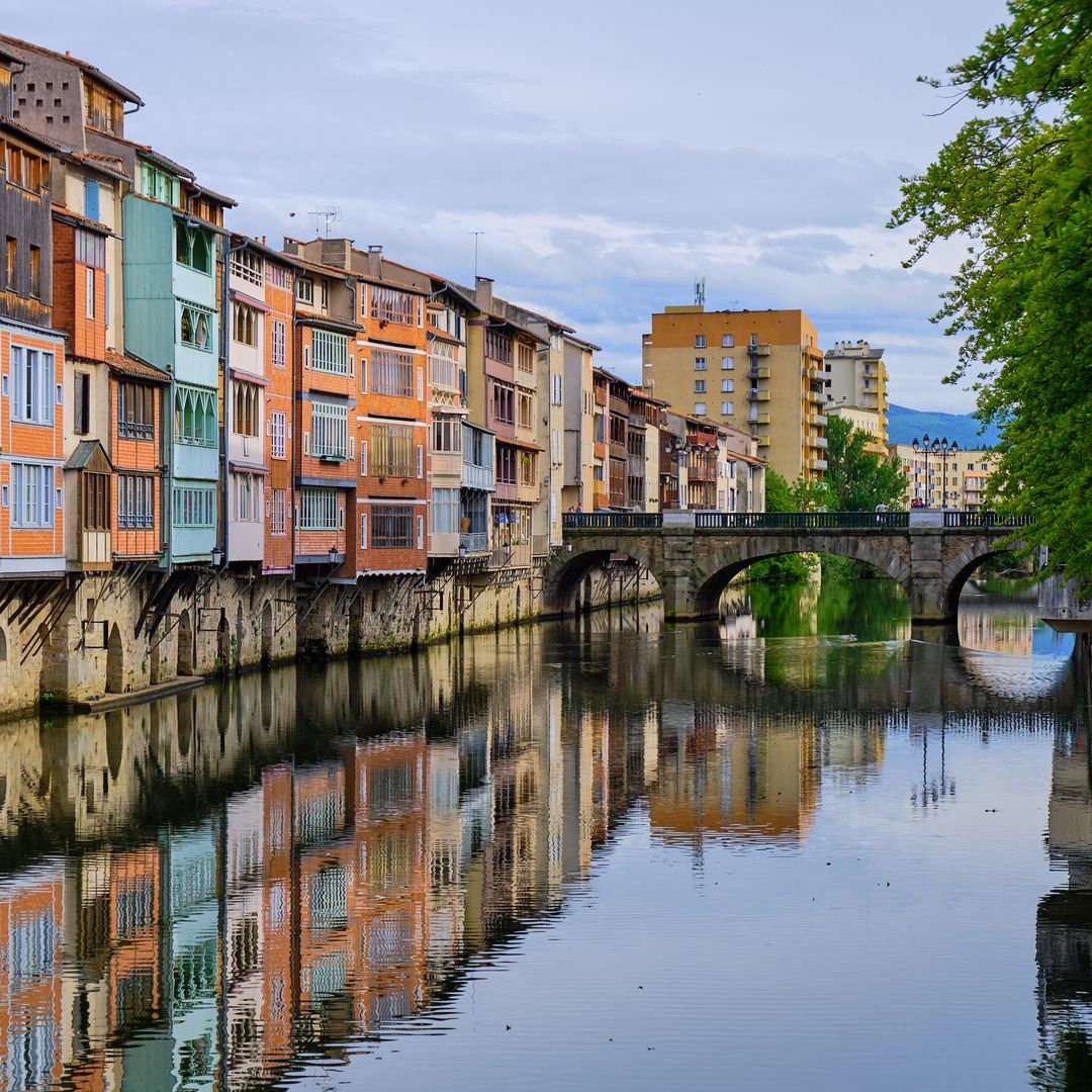 Arquitectura de Castres a lo largo del río, Francia