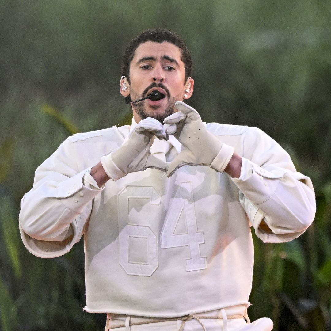 Bad Bunny agradece a su equipo por formar parte de su épico show de medio tiempo
