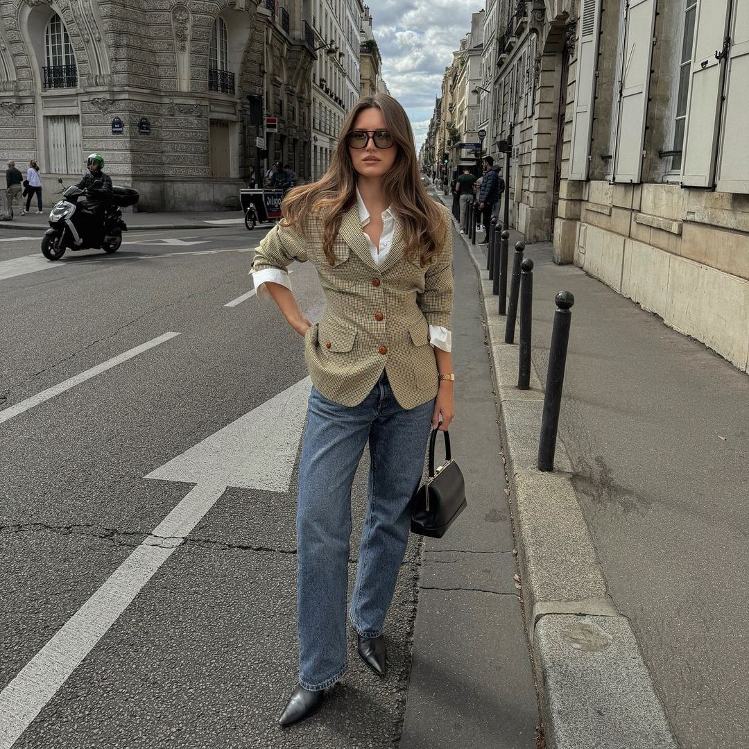 Influencer con look básico, camisa, blazer y vaqueros