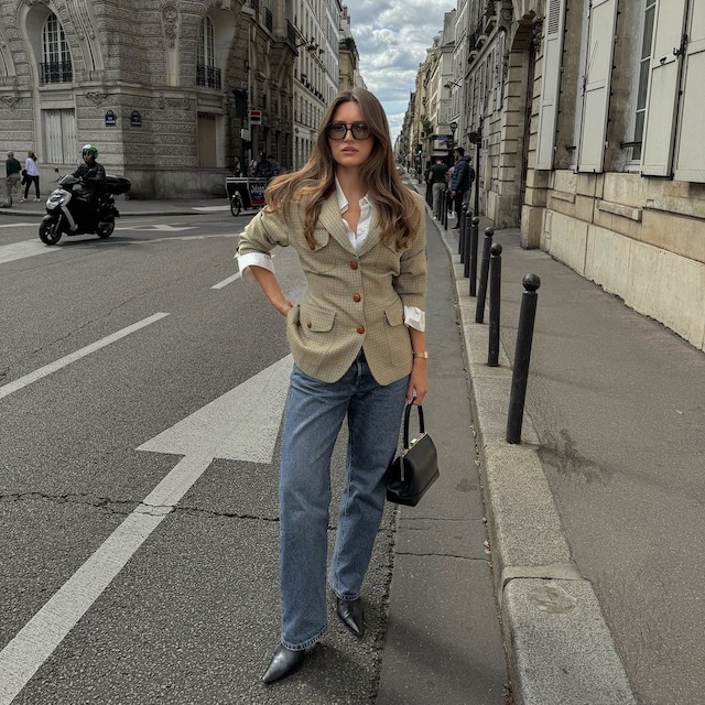 Influencer con look básico, camisa, blazer y vaqueros