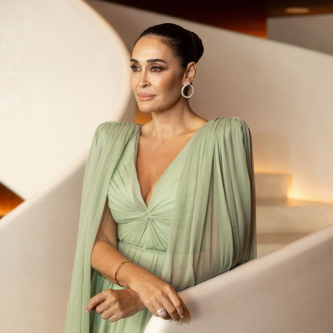 Los detalles del look de Vicky Martín Berrocal en la boda de Tamara: vestidazo con capa y un truco de maquillaje