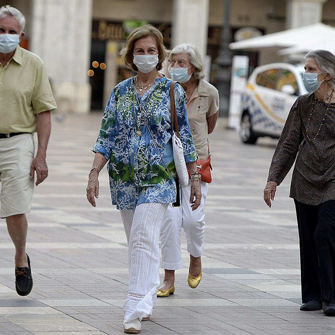 Doña Sofía disfruta de una tarde de compras y paseo con su hermana Irene y unos amigos