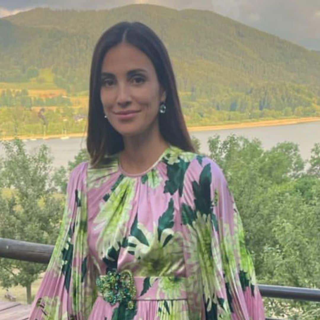 Sassa de Osma elige para una boda el vestido plisado que más estiliza