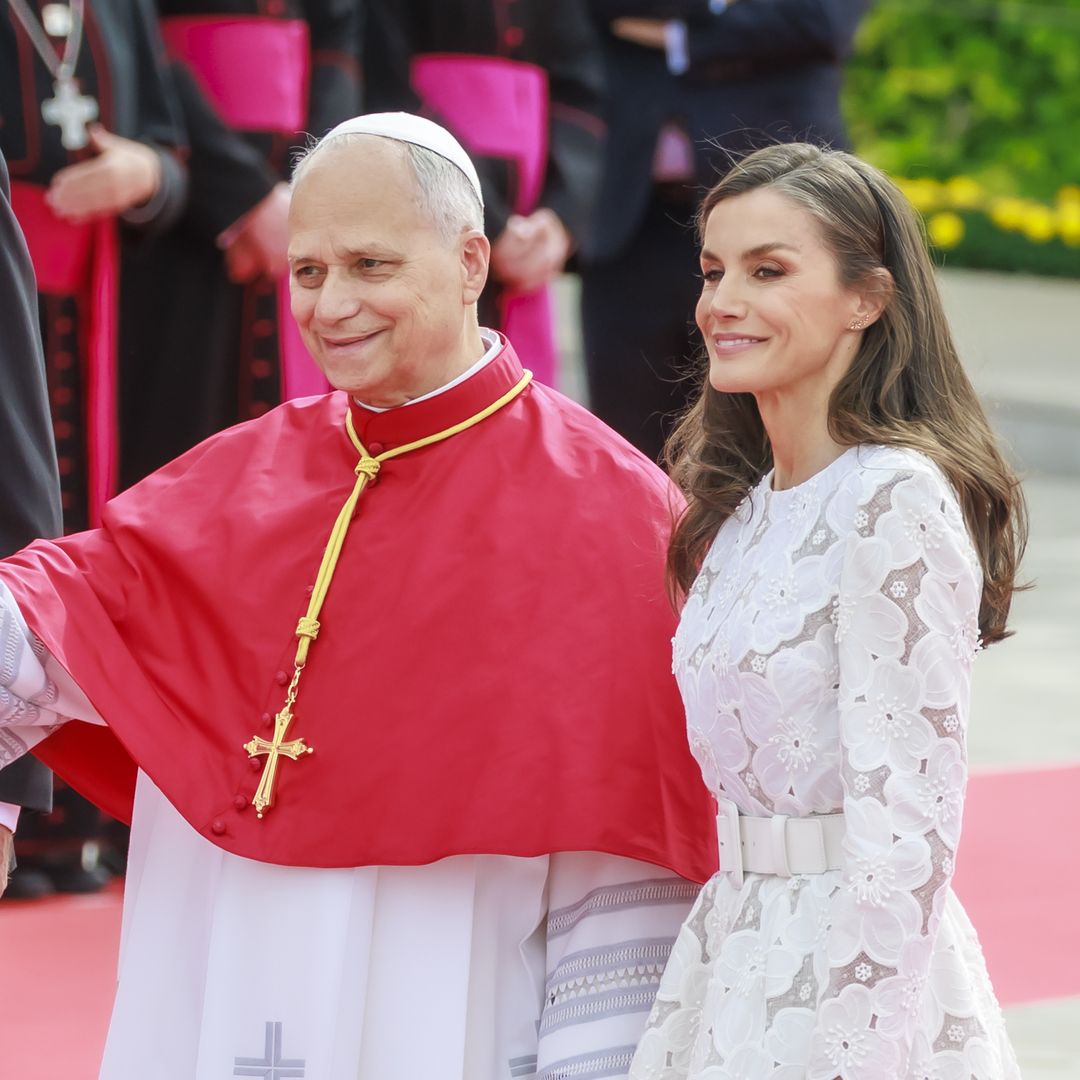 La comunicación no verbal de la reina Letizia ante el Papa, analizada por nuestro experto: "Conquista con su cercanía"