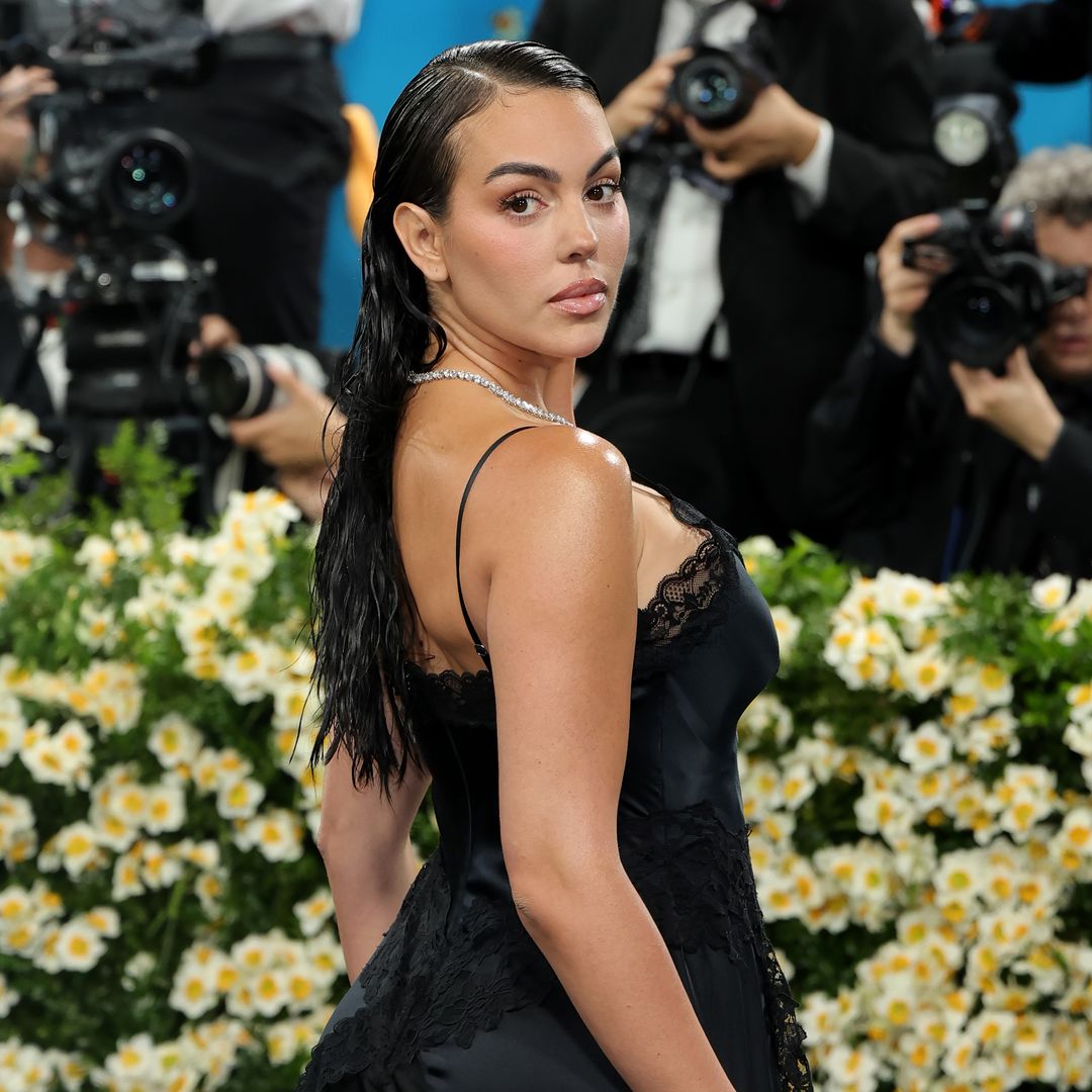 Georgina Rodríguez triunfa en su primera MET Gala con vestido lencero y 'wet look'
