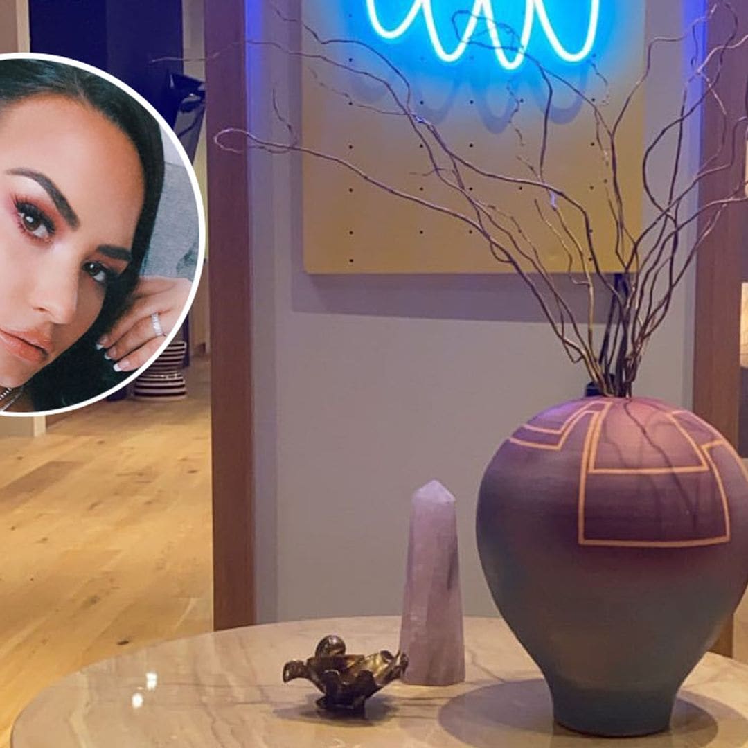 Letras de neón, mensajes y piezas únicas, Demi Lovato enseña la decoración de su nueva casa
