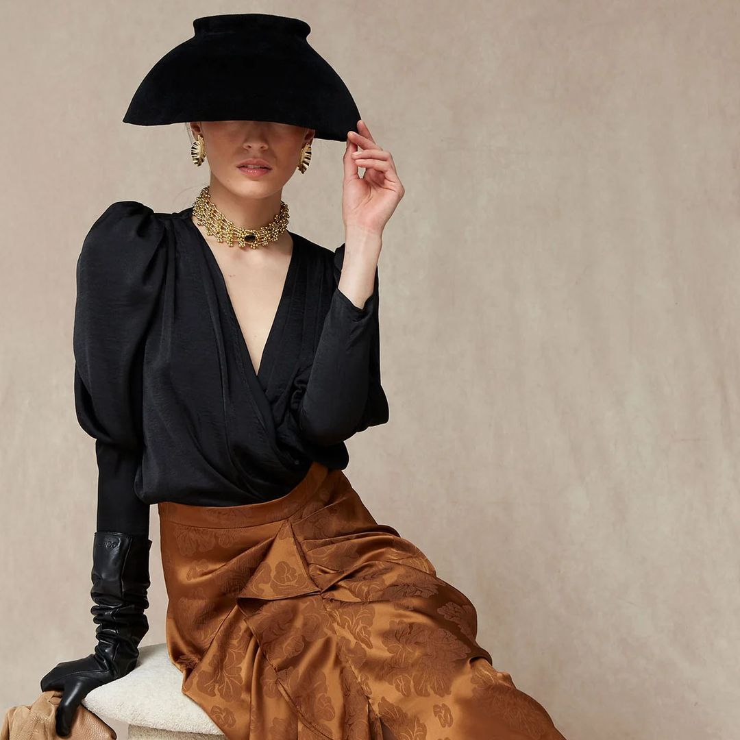 Blusa Graciela negra de hombreras globo, de Coosy