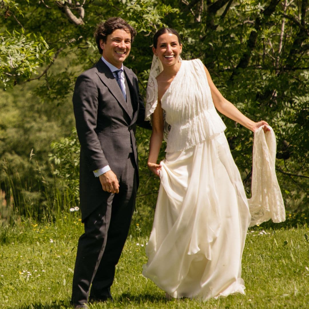 La boda en Jaca de Olivia: una novia con pendientes art decó, ramo de claveles y un vestido lleno de historia