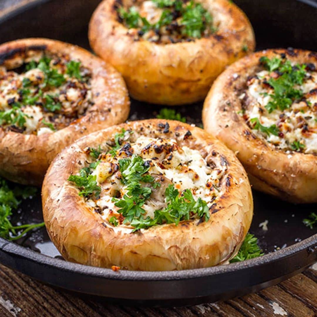 Champiñones al horno rellenos de queso feta, ajo y perejil