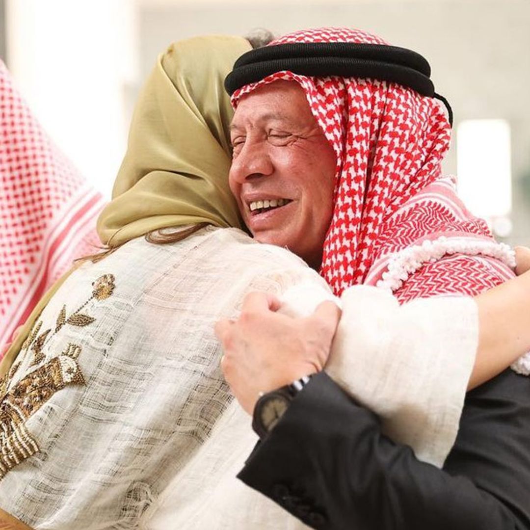De la reacción de los reyes de Jordania al impresionante anillo: los detalles del compromiso del príncipe Hussein