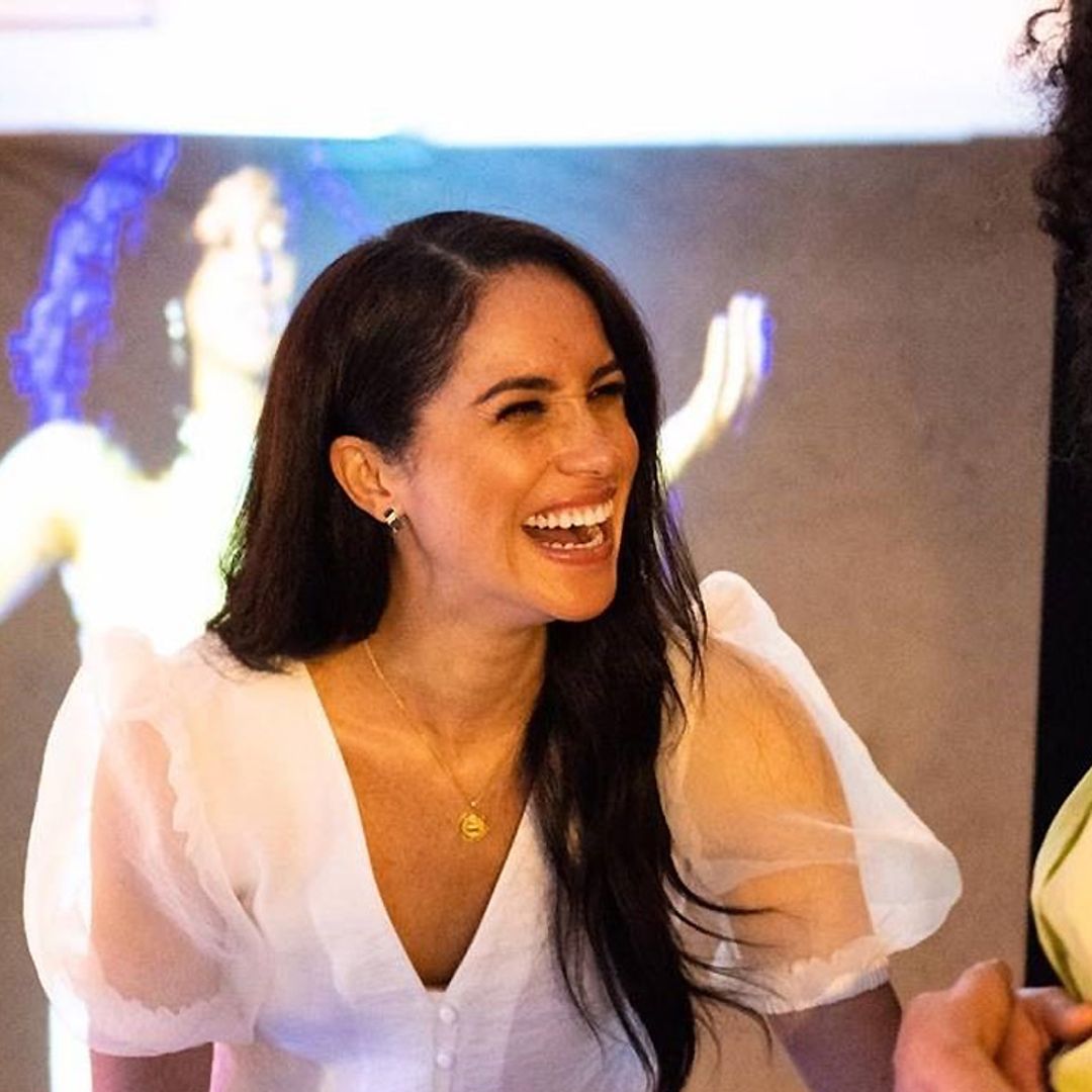 Sonriente y feliz, Meghan Markle 'vuelve' por sorpresa (y fuera de agenda) al teatro