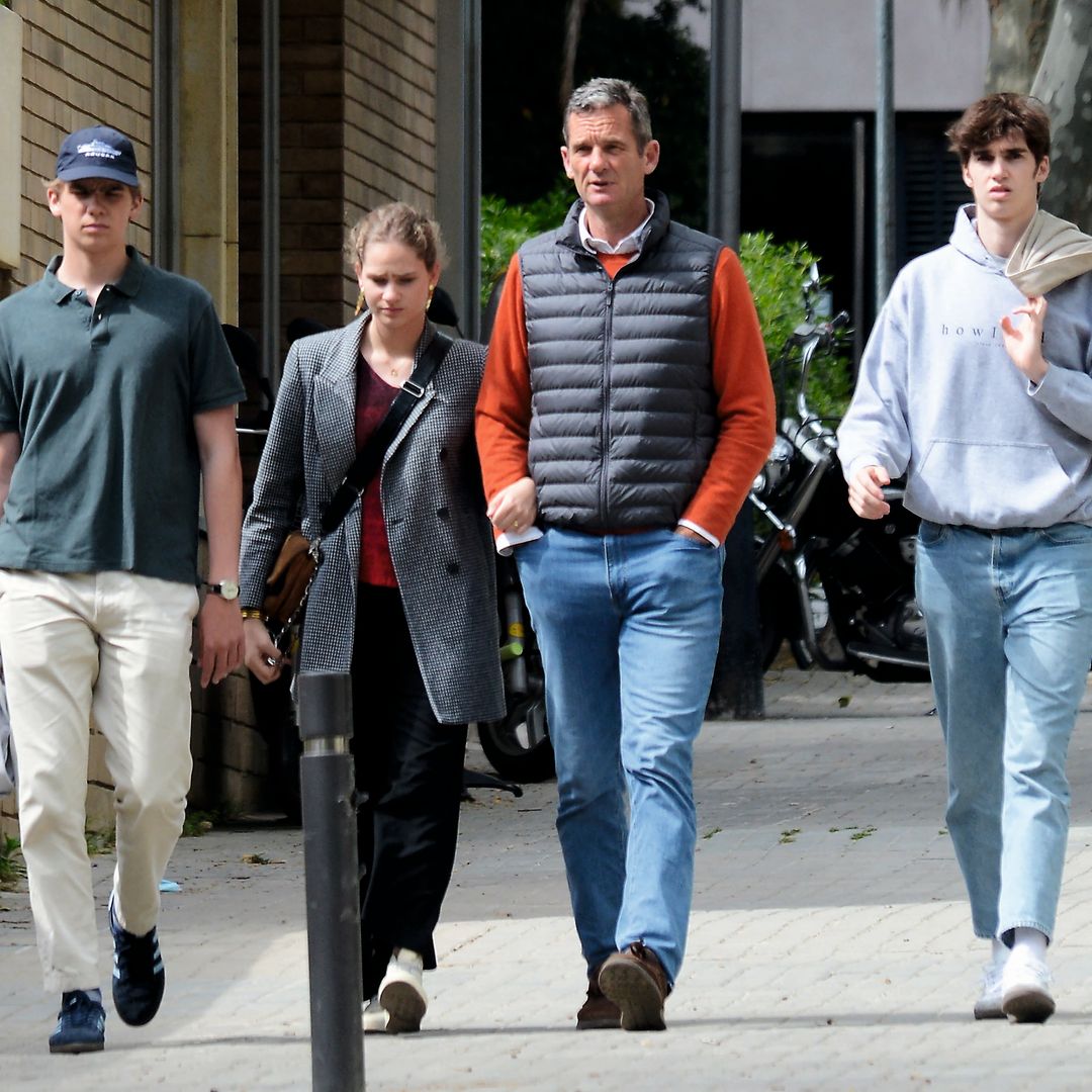 Iñaki Urdangarin camina con tres hijos
