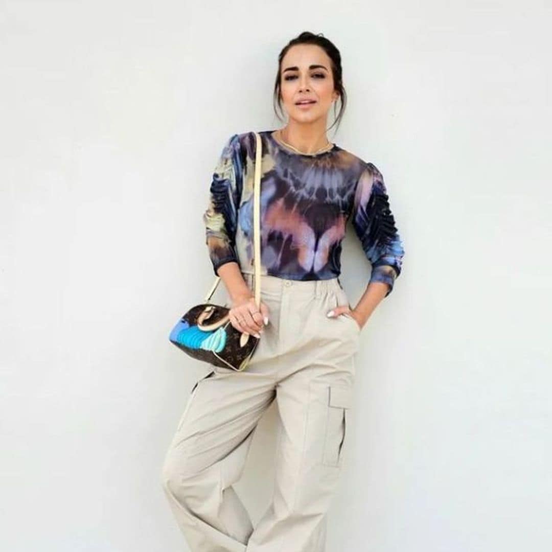 Paula Echevarría demuestra que el pantalón cargo también queda elegante con zapatillas