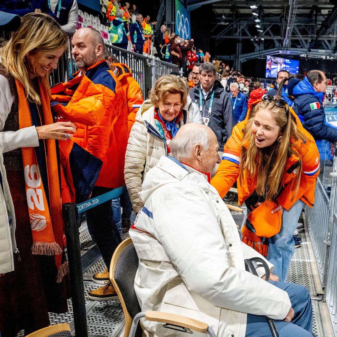 Guillermo, Maxima y Amalia de Holanda saludando a los reyes Harald y Sonia de Noruega en los Juegos Olímpicos de Invierno Milano Cortina 2026