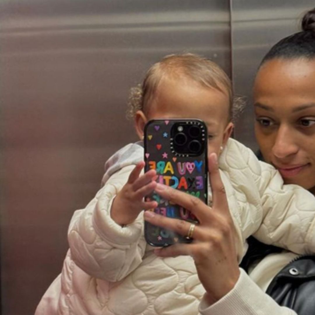 La emoción de Ana Peleteiro con su hija de 1 año celebrando su último triunfo a pie de pista