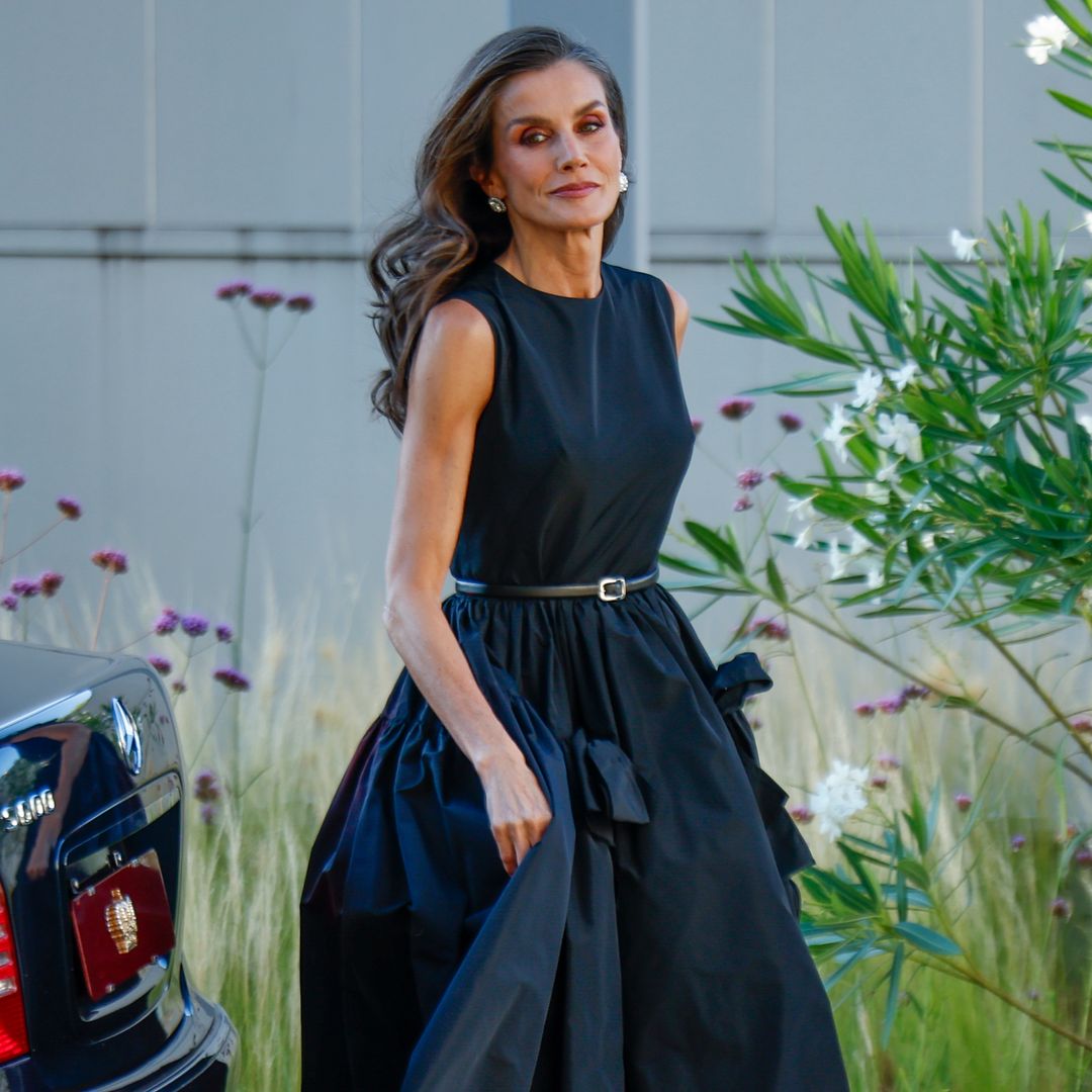 La reina Letizia recupera uno de sus vestidos más icónicos y deslumbra con las joyas históricas de Victoria Eugenia en un encuentro clave con la prensa en Madrid