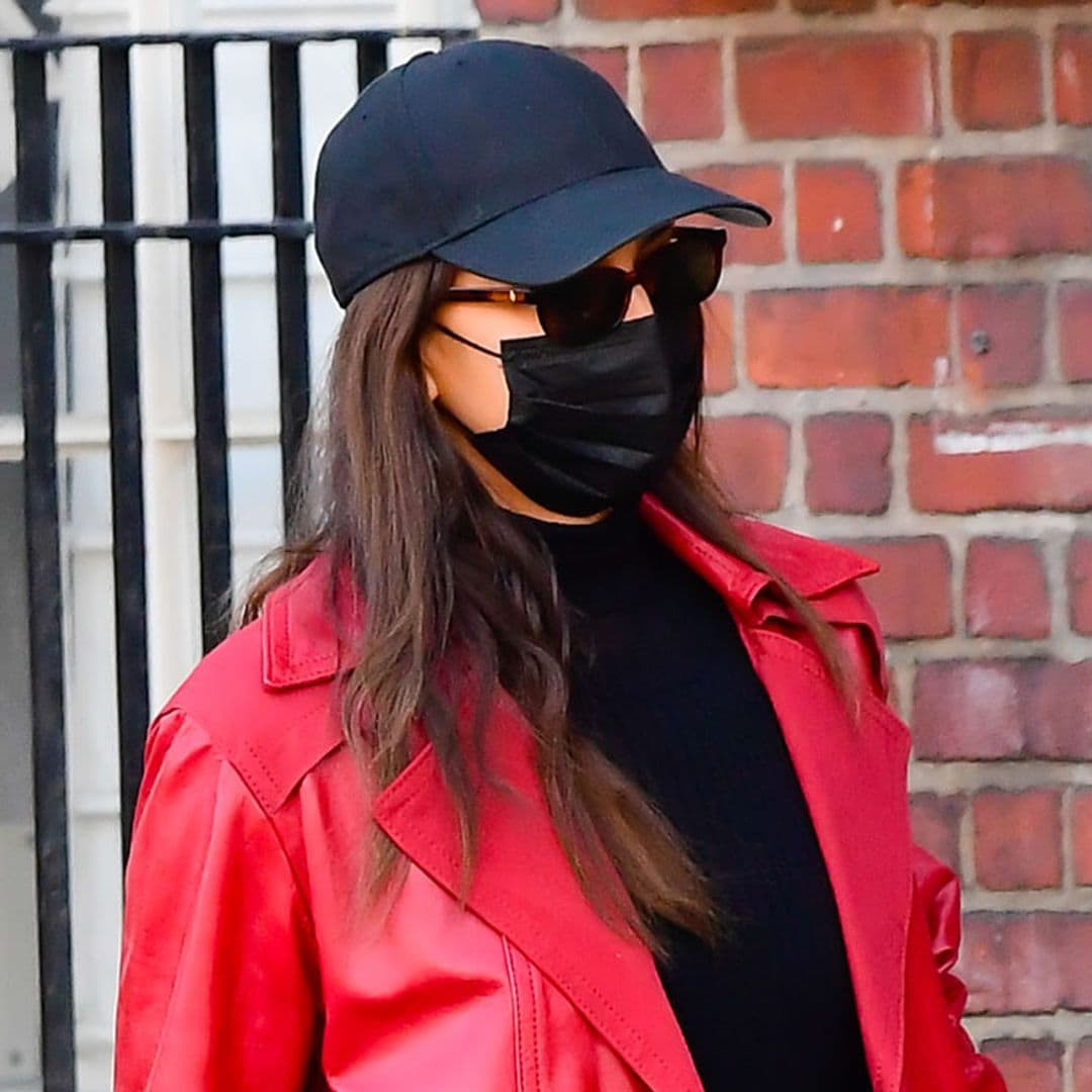 El bolso ya no va a juego con los zapatos sino con esta prenda, palabra de Irina y Hailey