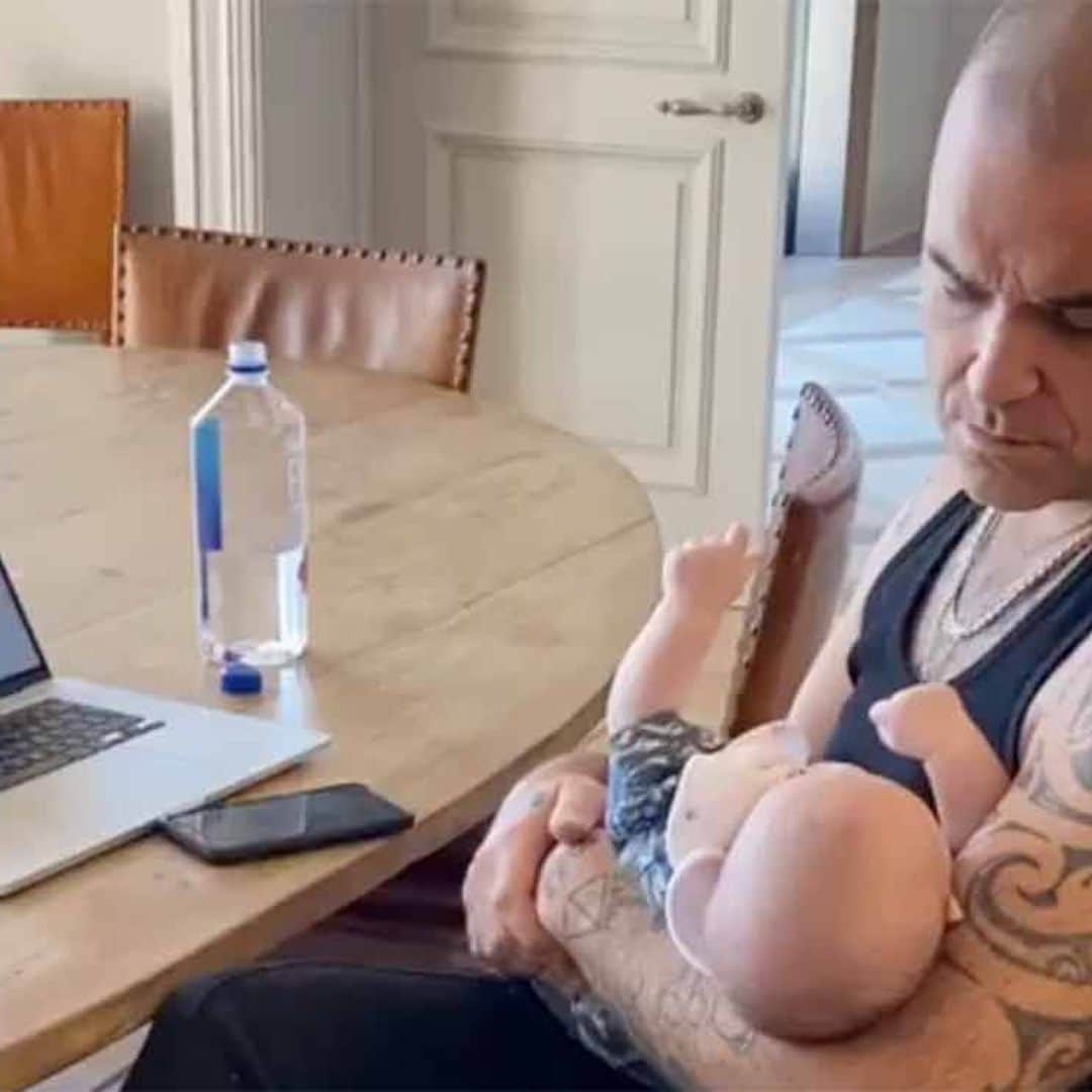 ¿Preparando su oído musical? Robbie Williams canta a su bebé Beau mientras le arrulla