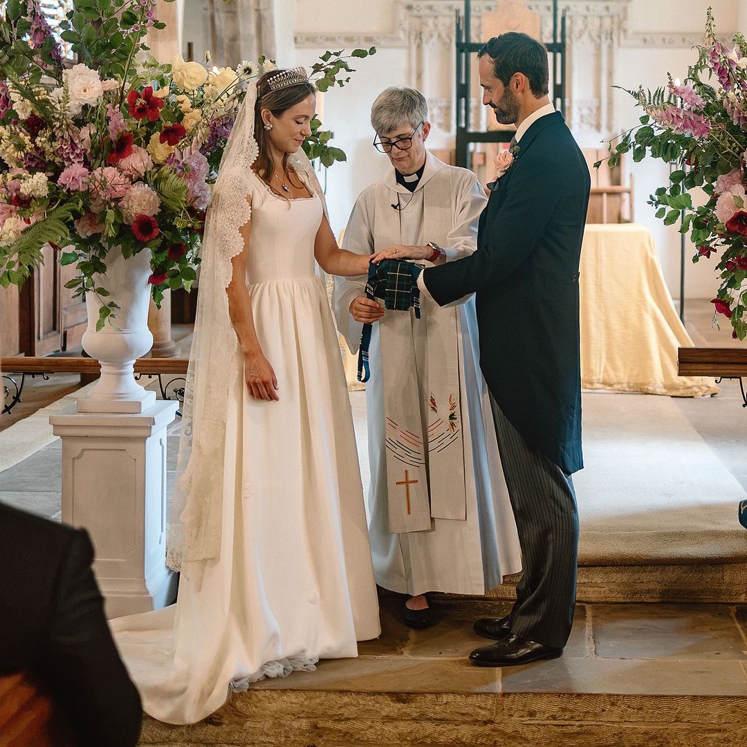 Lady Marina Windsor y Nico Macauley en plena ceremonia nupcial 