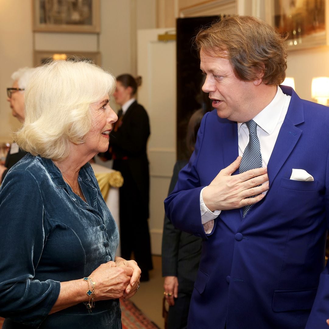 Mientras el príncipe Harry sigue alejándose de su familia, el hijo de la reina Camilla hace todo lo contrario